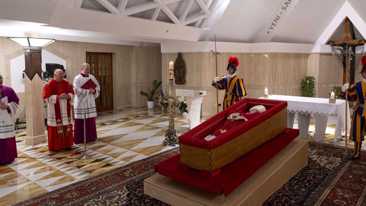 Foto yang diambil pada 21 April 2025 dan dibagikan pada 22 April 2025 oleh The Vatican Media memperlihatkan Paus Fransiskus di dalam peti jenazahnya yang terbuka selama upacara di Kapel Santa Marta, Vatikan.