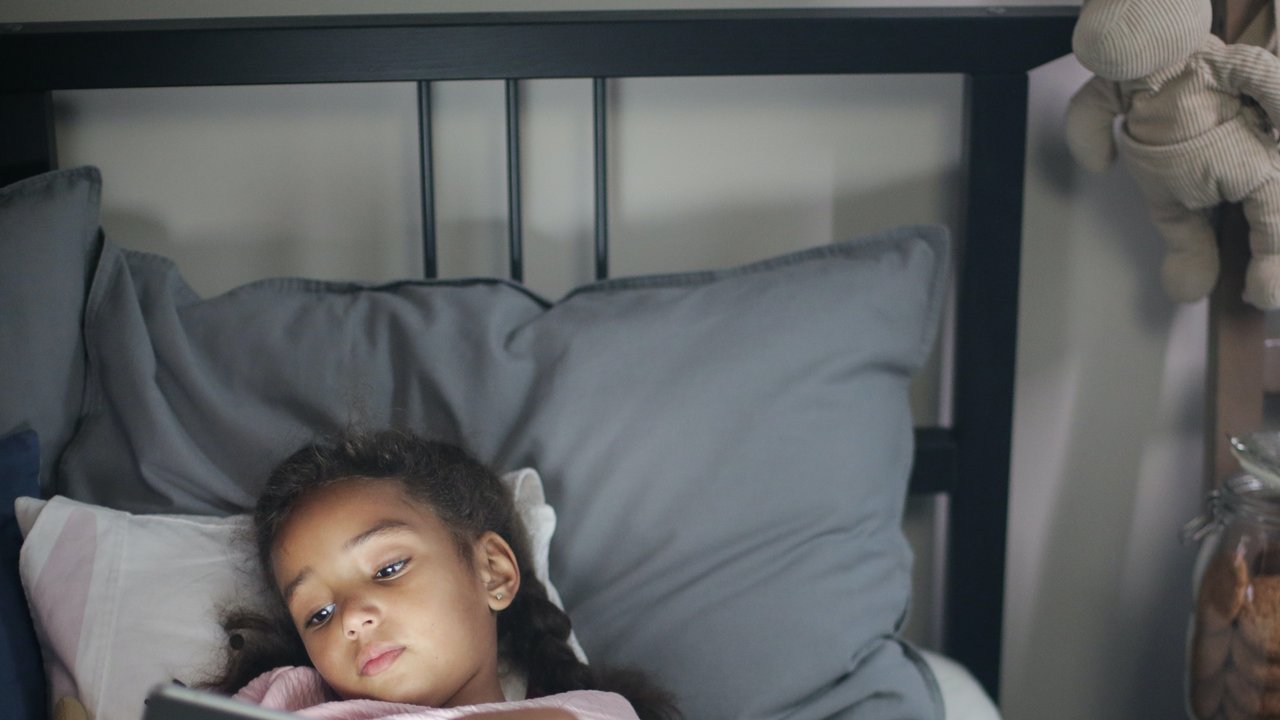 Ilustrasi anak yang terbaring di kasur karena sakit. Credits: pexels.com by Cottonbro
