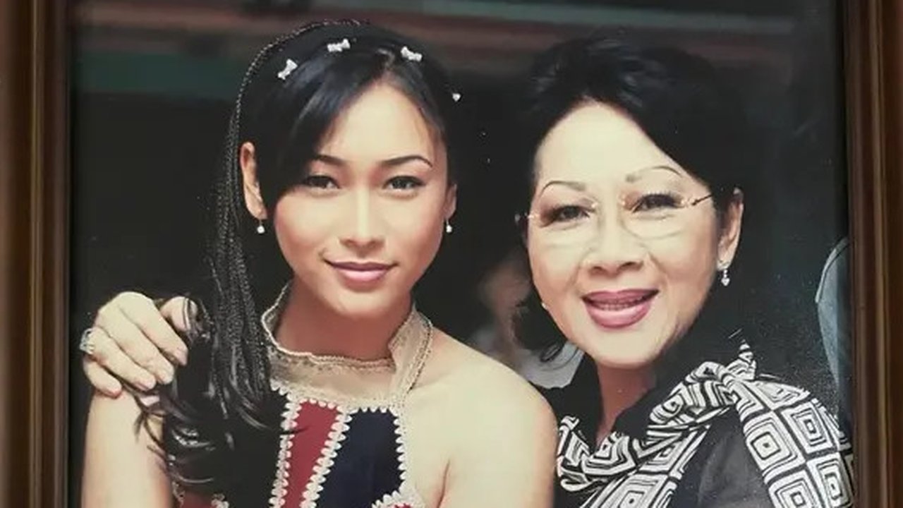 Saat dicekal di banyak daerah hingga penghasilannya menyusut, Titiek Puspa ulurkan tangan memberi pertolongan untuk Inul Daratista agar bisa nyicil rumah. (Foto: Dok. Instagram @inul.d)