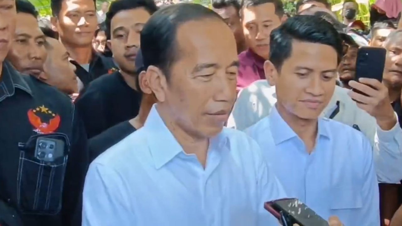 Presiden ke-7 RI Jokowi memberikan pernyataan usai melakukan pertemuan dengan TPUA yang mempertanyakan terkait isu dugaan ijazah palsu di kediaman pribadinya di Solo, Rabu (16/4).(Liputan6.com/Fajar Abrori)
