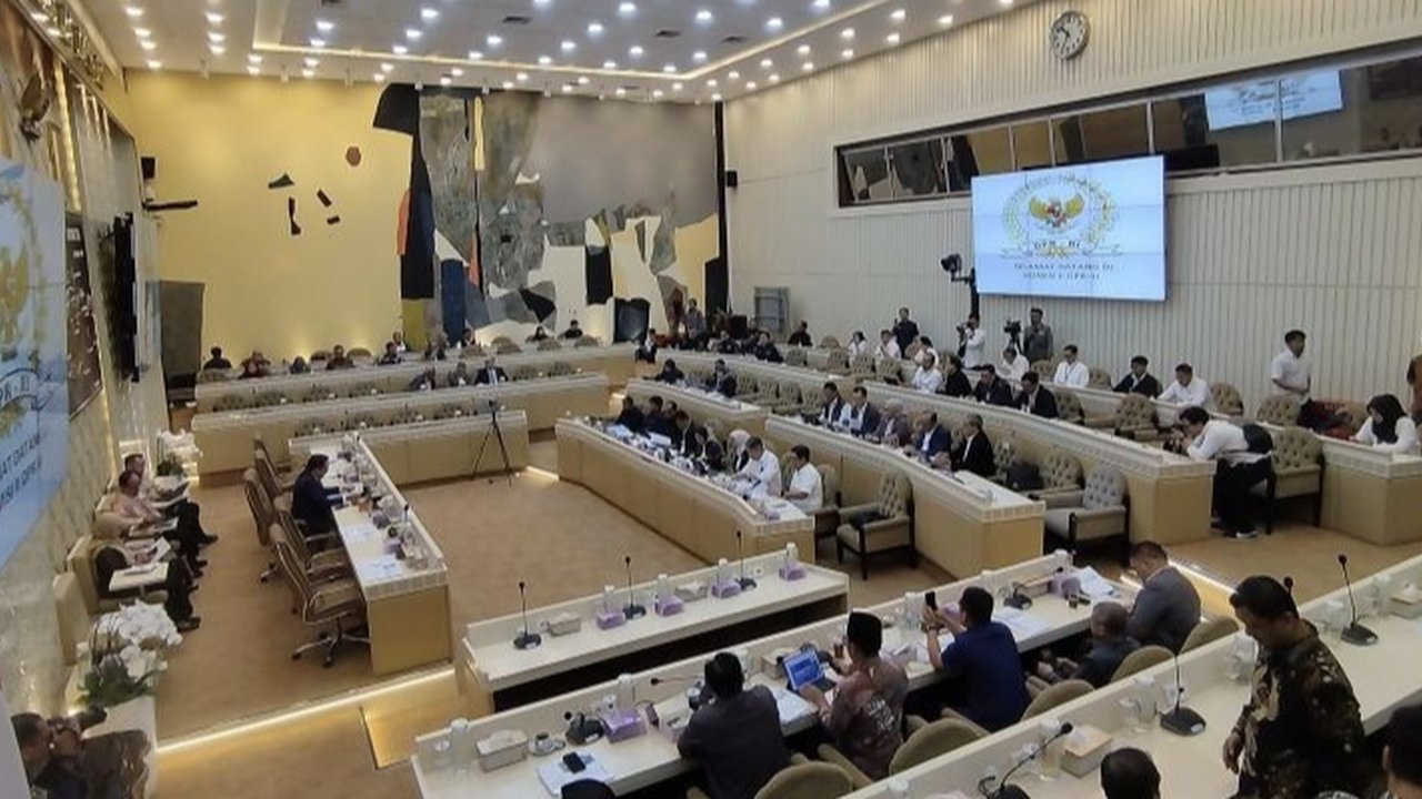 Komisi II DPR mendesak kejelasan rencana pemindahan ASN ke IKN, Menteri PANRB Rini Widyantini memastikan pemindahan bertahap dengan jaminan satu ASN satu unit hunian.
