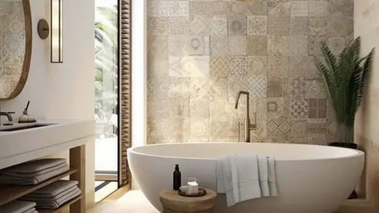 Desain Kamar Mandi Mediterania dengan Corak Keramik pada Dinding (Sumber pinterest).