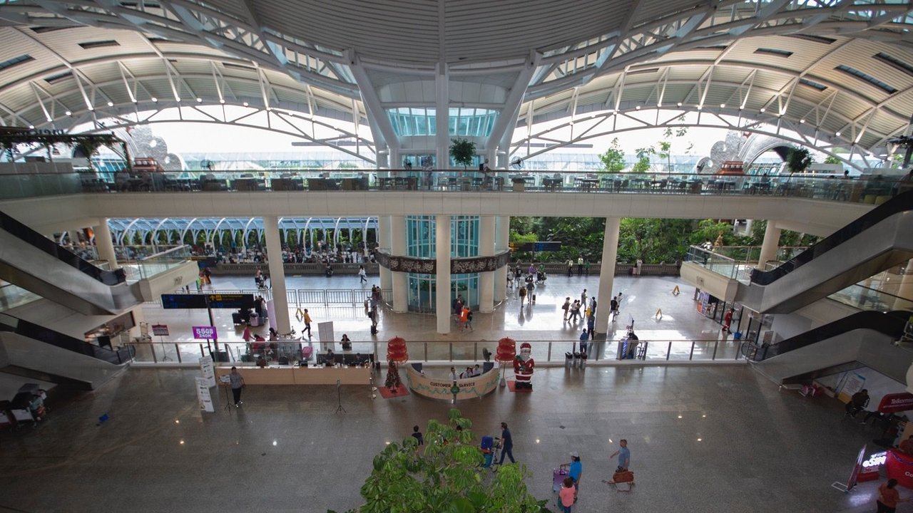 Suasana Bandara Soekarno-Hatta, Tangerang, Banten, yang meraih beberapa penghargaan bergengsi dalam ajang World Airport Awards 2025.