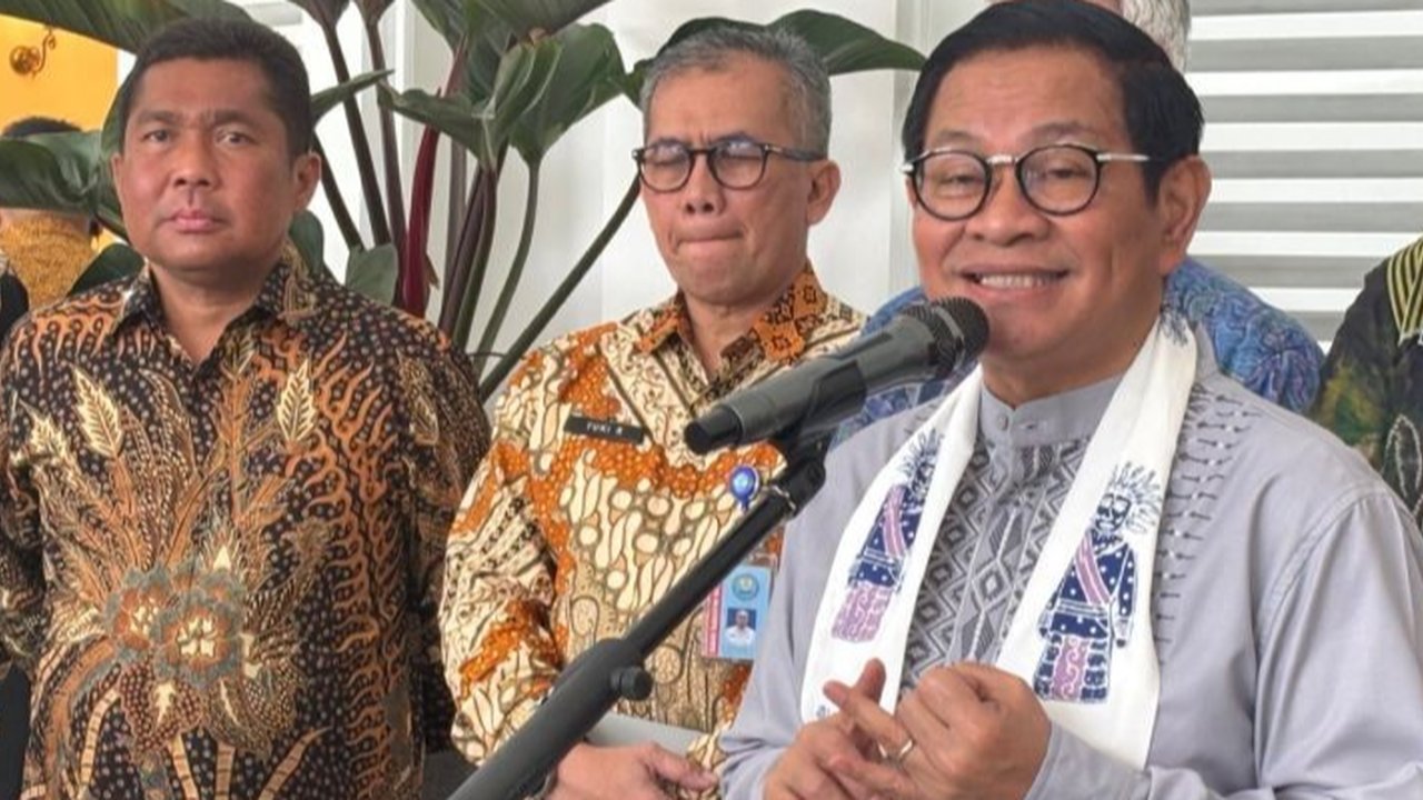 Gubernur Jakarta Pramono Anung menyalurkan KJP Plus Tahap I 2025 di Balai Agung DKI Jakarta pada Kamis 20 Maret 2025. (Foto: Tim Humas Pemprov Jakarta)