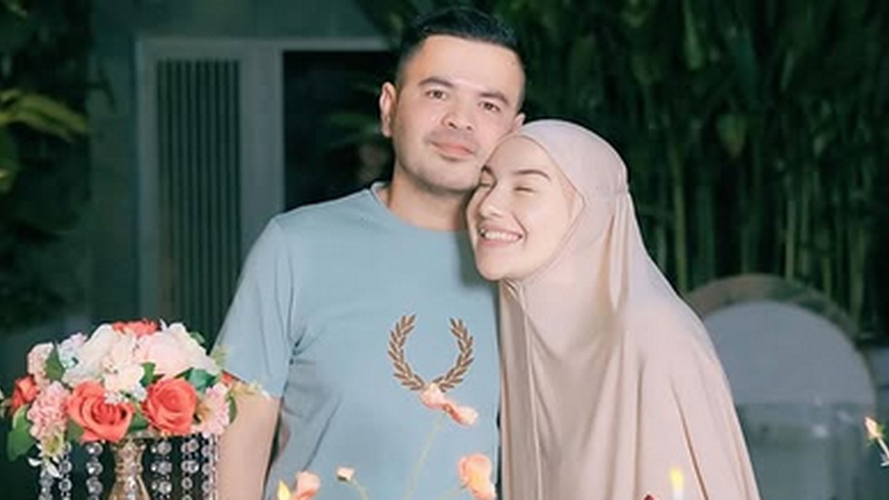 5 Potret Kejutan Ulang Tahun Ke-28 Irish Bella dari Haldy Sabri, Tatanan Meja Cantik dengan Kue Super Besar