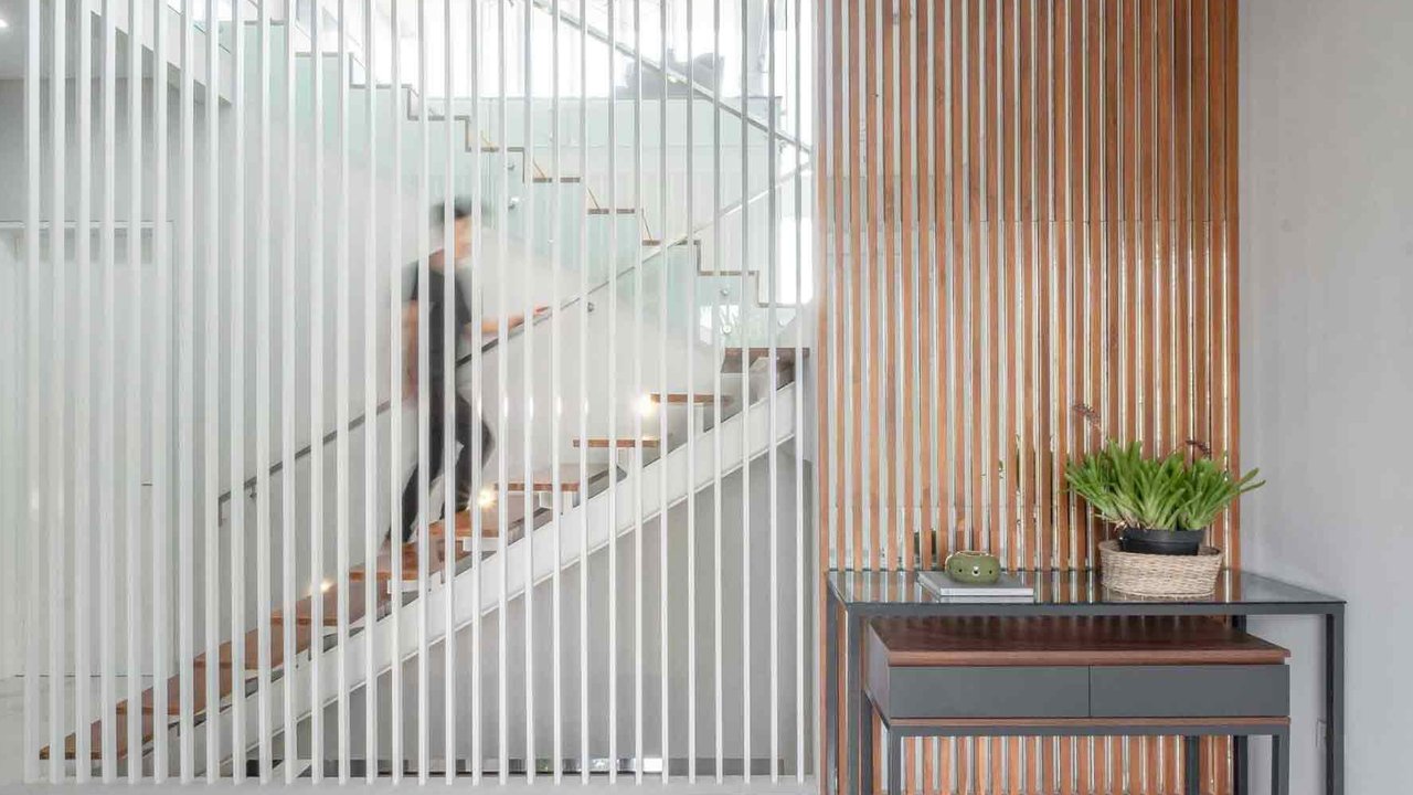 Desain tangga minimalis modern dengan partisi kisi-kisi karya Dakara.Project. (dok. Arsitag.com)