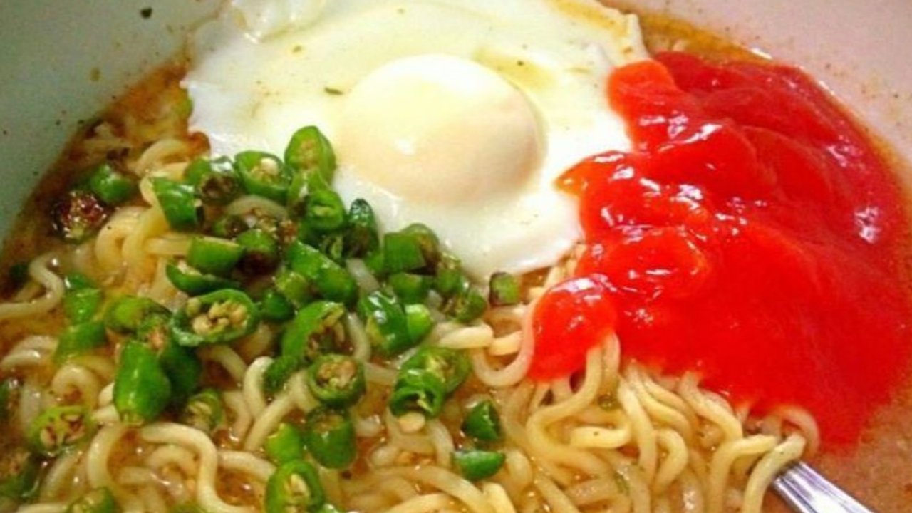 Mie instan buatan warmindo selalu dilengkapi saus dan telur. (foto: Liputan6.com/edhie prayitno ige)