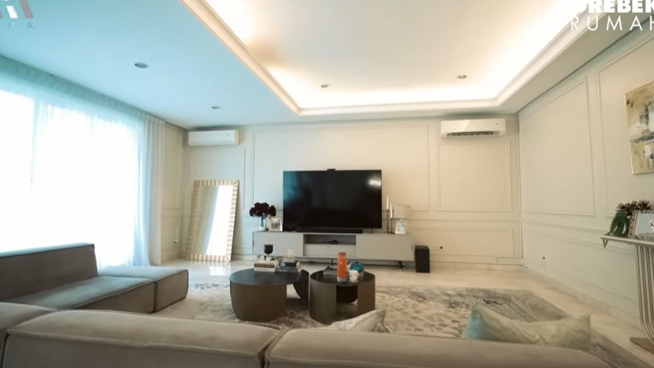 Tidak hanya megah saat dilihat dari depan rumah yang akses masuknya terlihat asri, masuk ke dalam juga banyak barang-barang branded. Ruangan yang biasa digunakan untuk terima tamu. [Youtube/A