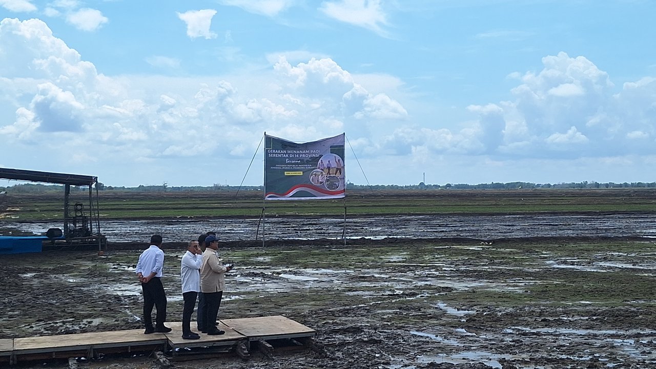 Prabowo Kendalikan Drone Pertama Kali untuk Tanam Padi