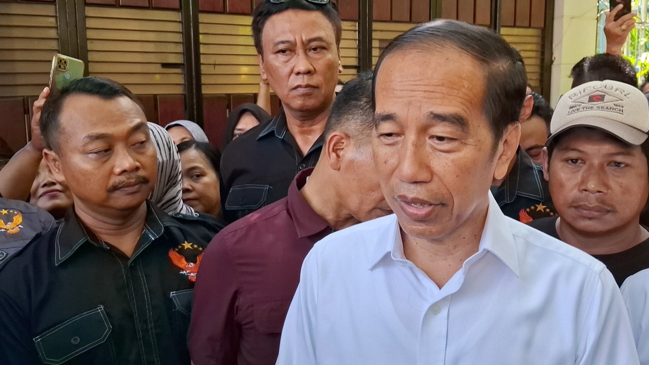 Presiden ke-7 RI Jokowi memberikan pernyataan usai melakukan pertemuan dengan TPUA yang mempertanyakan terkait isu dugaan ijazah palsu di kediaman pribadinya di Solo, Rabu (16/4).(Liputan6.com/Fajar Abrori)