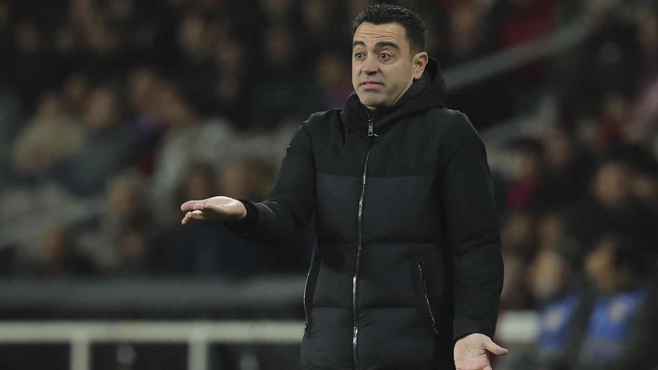 Akan tetapi, situasinya kembali berubah dan kini Xavi kehilangan jabatannya lebih cepat. (LLUIS GENE / AFP)