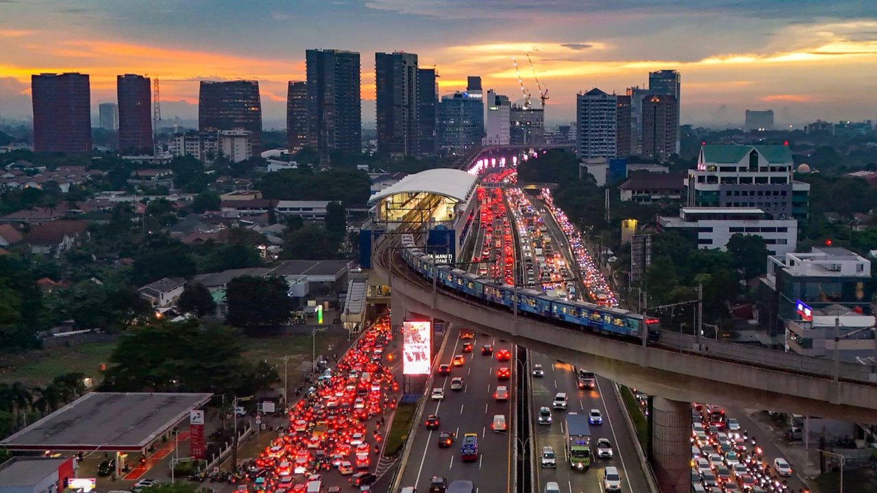 Foto udara memperlihatkan suasana kepadatan lalu lintas di Jalan TB Simatupang, Jakarta, Rabu (23/4/2025).