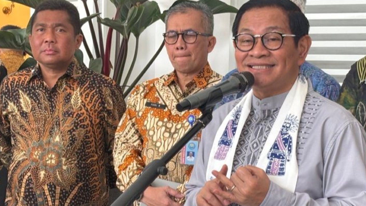 Sebuah pohon tumbang di Kembangan, Jakarta Barat, menimpa seorang pengendara motor dan menyebabkan luka parah di kepala, petugas Damkar telah berhasil mengevakuasi pohon tersebut.
