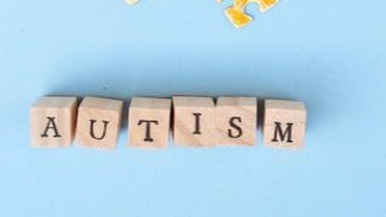 Autisme merupakan kelainan perkembangan yang dapat muncul dengan berbagai gejala. Yuk, simak dan waspadai tanda-tanda serta gejala autisme pada orang dewasa!