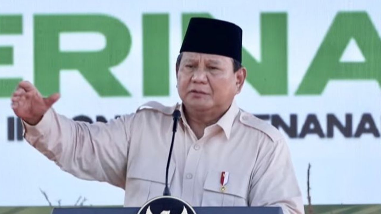 Presiden Prabowo Subianto memerintahkan pembangunan gudang-gudang untuk mengatasi melimpahnya produksi beras di beberapa daerah, melibatkan BUMN, TNI, dan Polri, serta memanfaatkan Koperasi Desa Merah Putih.