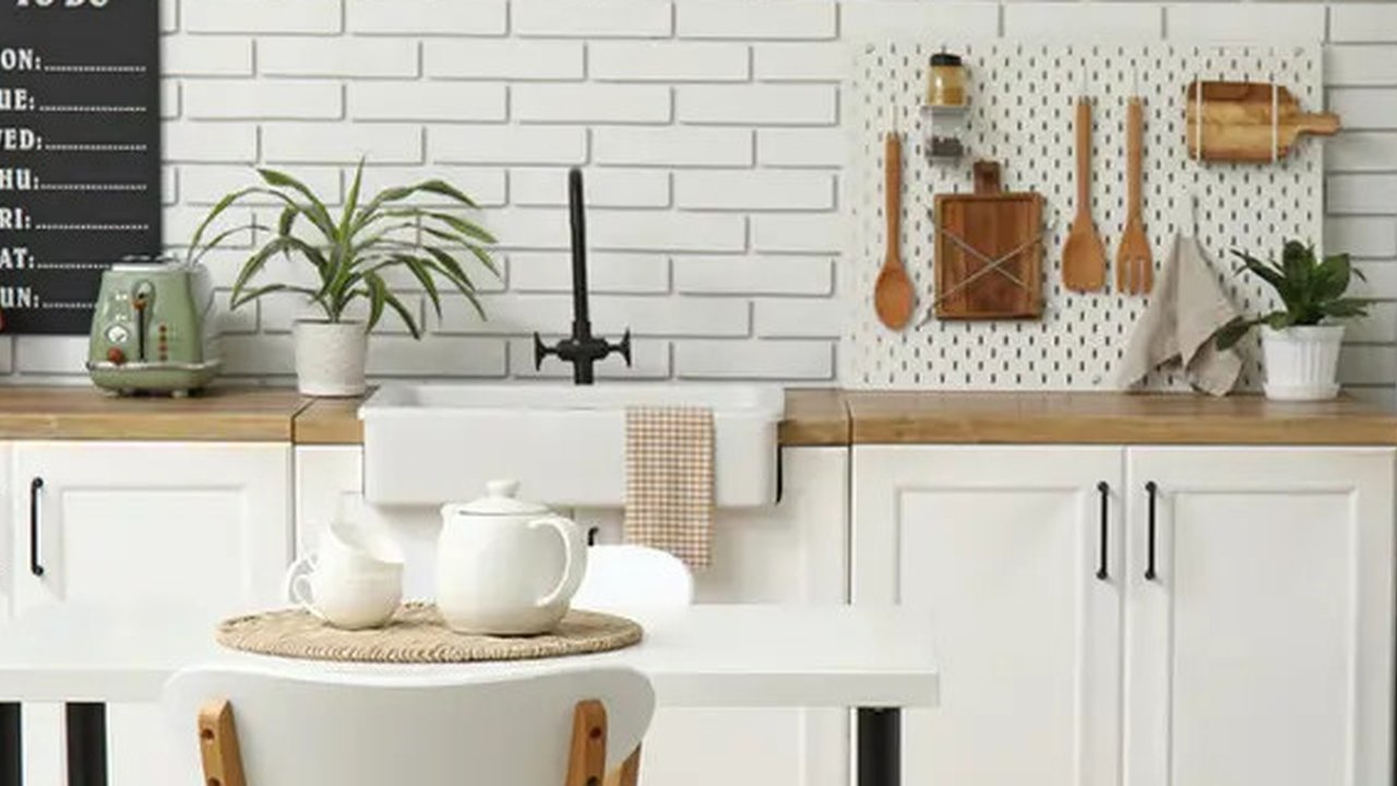 Mau mendekorasi dapur? Jangan lupakan kehadiran jendela yang bisa dipercantik dengan tirai bermotif.