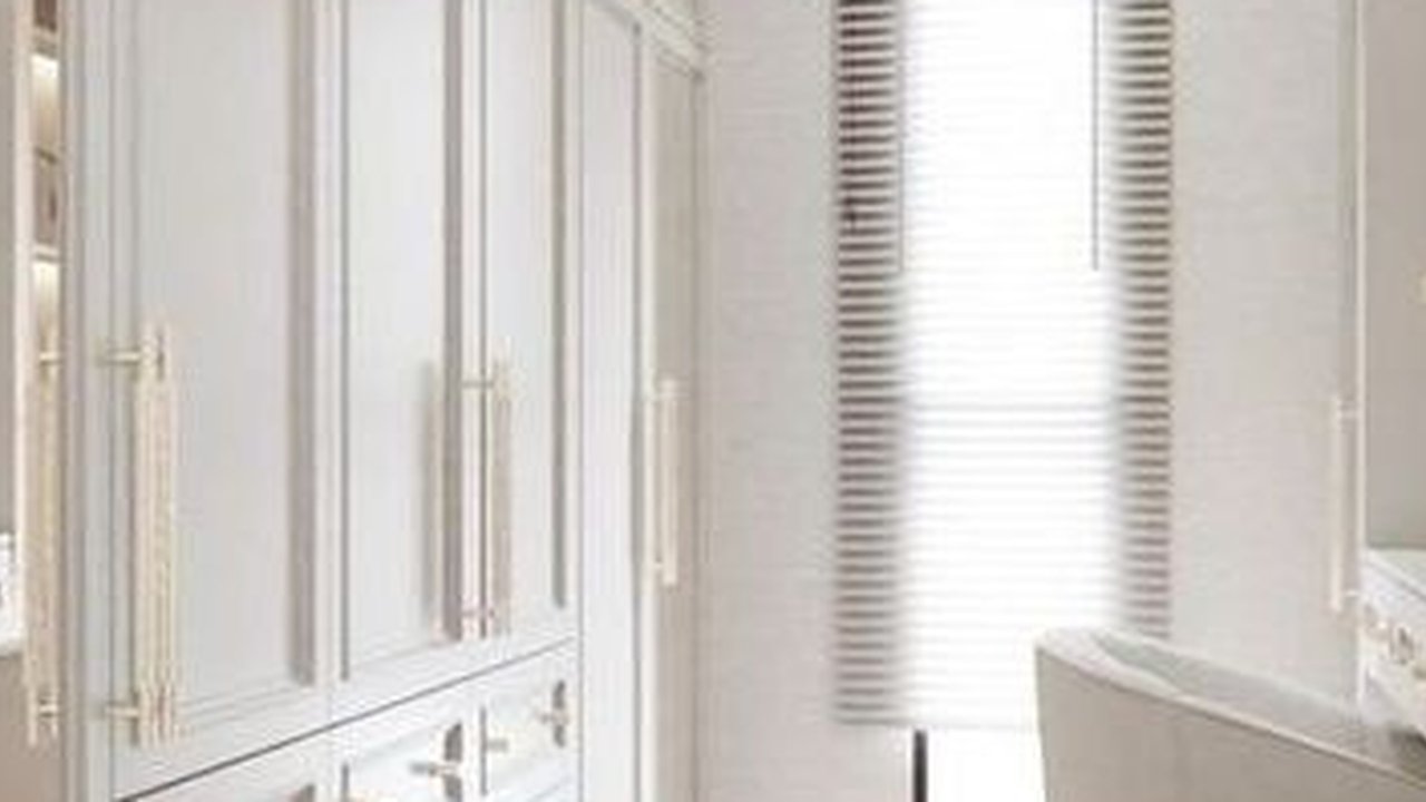 Walk in closet adalah pilihan paling pas untuk menata berbagai outfit mu jadi lebih rapi dan estetik. Yuk, simak!