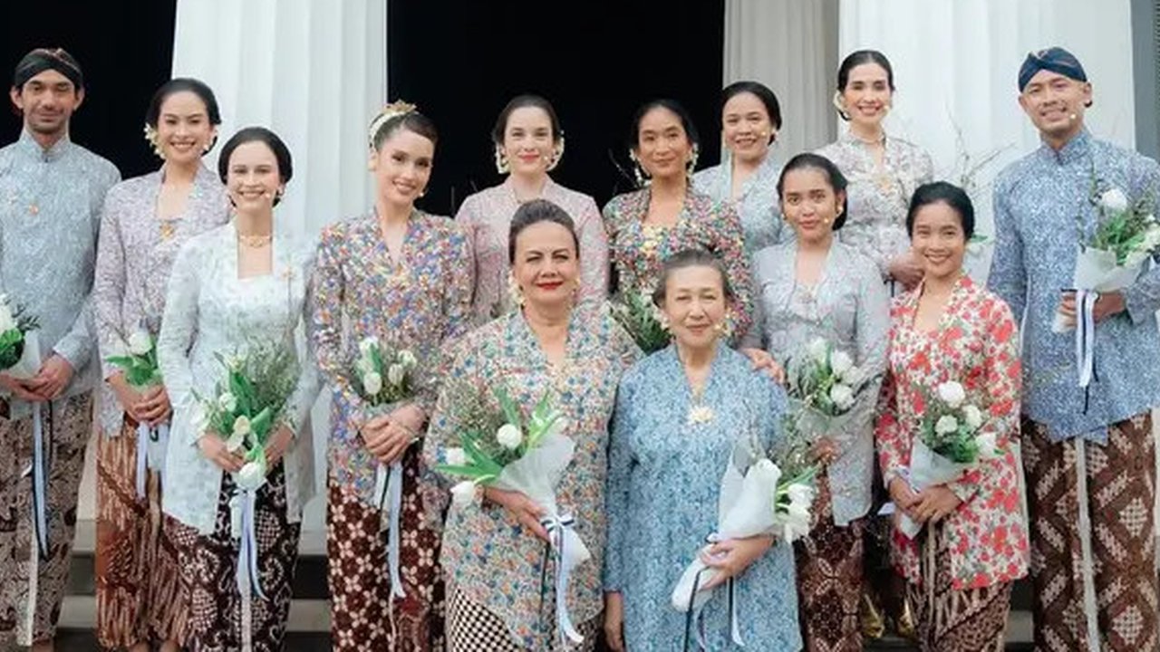 Potret artis yang tampil di Pementasan Monolog 'Terbitlah Terang', anggun kenakan kebaya. (sumber: Instagram/claurakiehl)