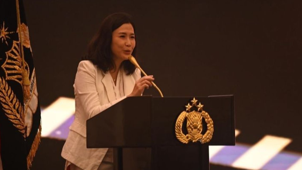 Wakil Menteri Pemberdayaan Perempuan dan Perlindungan Anak, Veronica Tan, menekankan pentingnya keberanian korban untuk melaporkan kasus kekerasan yang dialami guna menciptakan lingkungan yang aman dan melindungi perempuan serta anak.