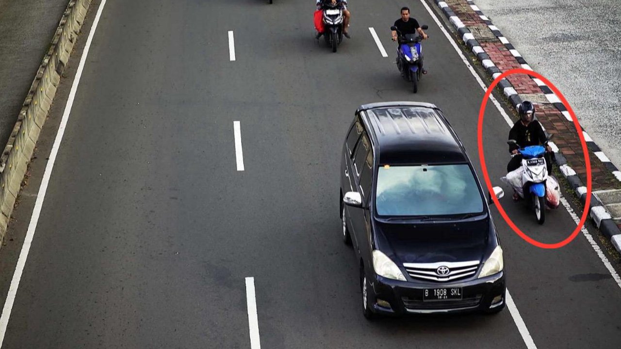 Aksi Pelaku Pembunuhan Naik Motor Bawa Mayat Dalam Karung Terekam CCTV