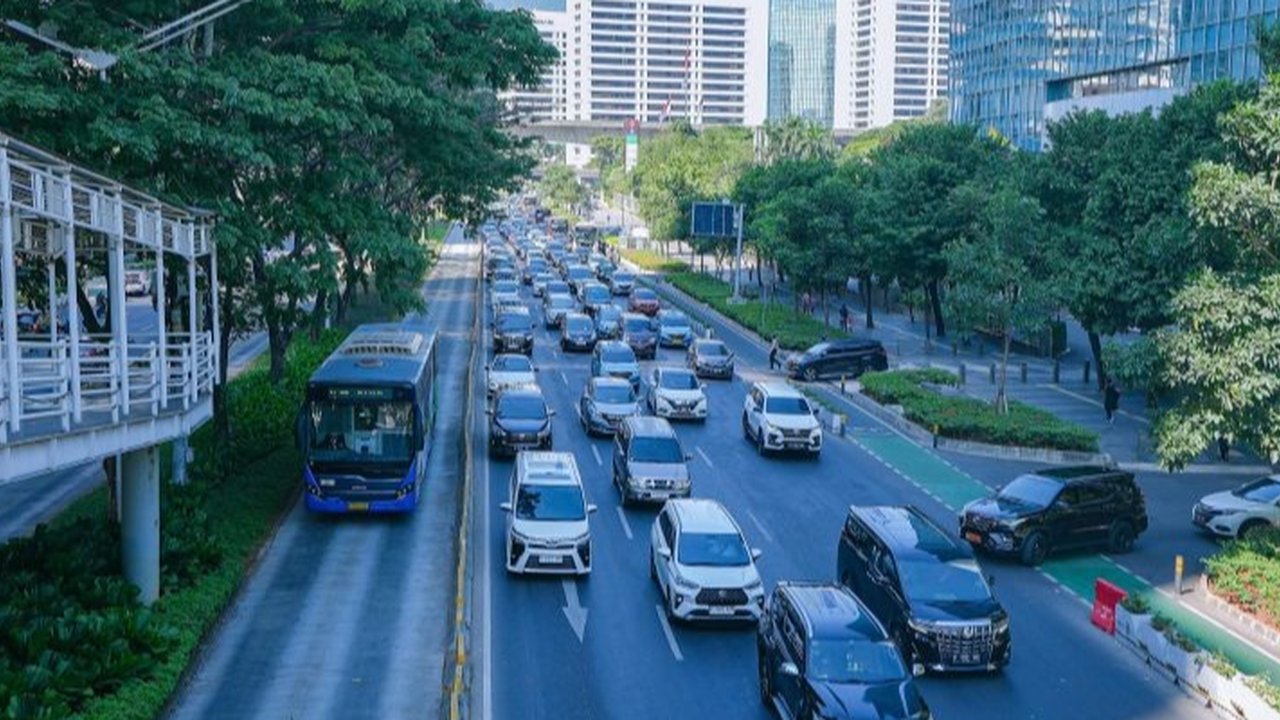 Pemprov DKI Jakarta menetapkan tarif Transjakarta Rp1 pada Hari Angkutan Nasional 2025, mendorong masyarakat beralih ke transportasi publik dan mendukung target emisi nol.
