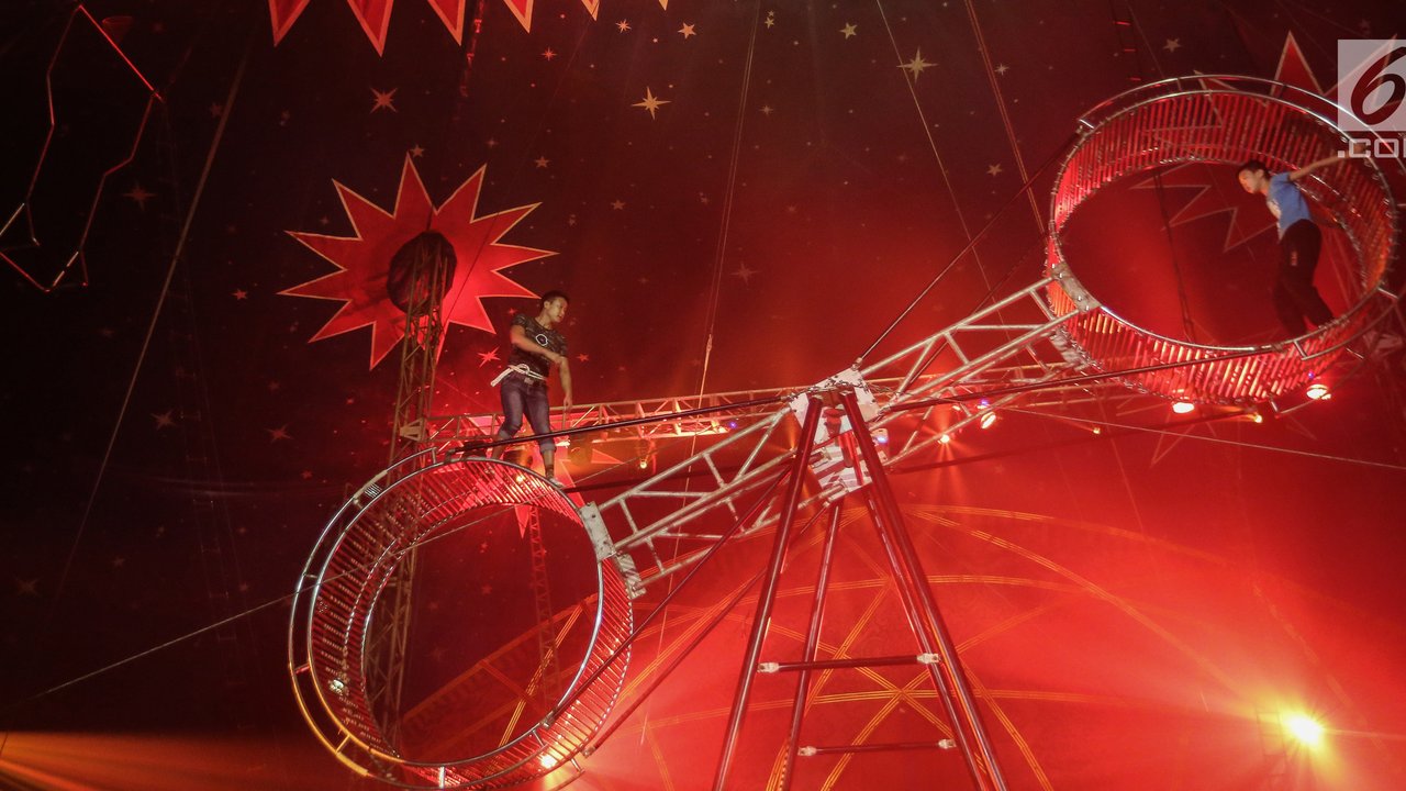 Pemain sircus Oriental Sircus Indonesia (OCI) berpose dalam launching 'The Great 50 Show' di Jakarta, Kamis (15/11).Pertunjunkan sirkus tersebut akan berlangsung pada 14 Desember 2018 hingga 20 Januari 2019 mendatang. (Liputan6.com/JohanTallo)