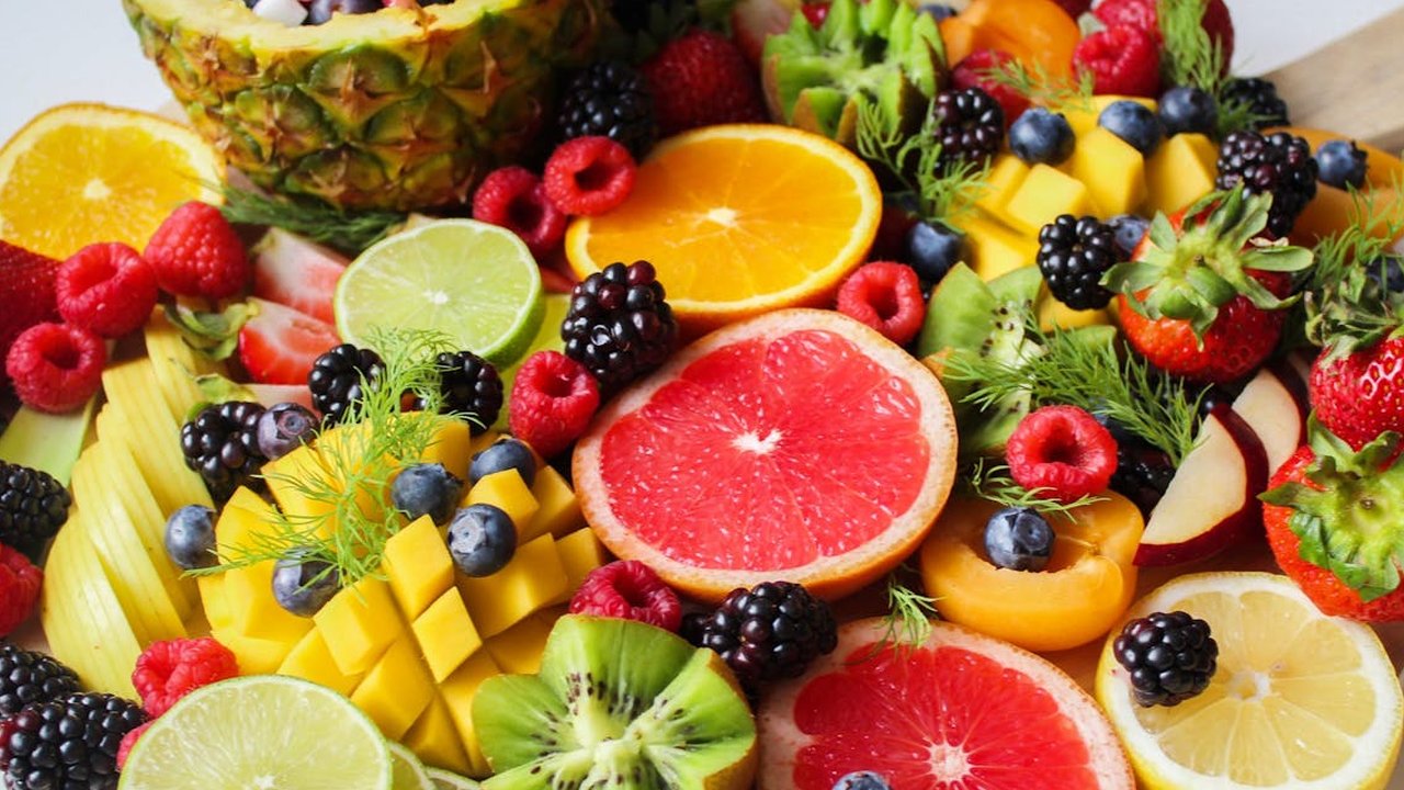 Nikmati beragam manfaat yang baik bagi penderita diabetes dengan mengonsumsi beragam jenis buah-buahan ini yang kaya akan serat, vitamin, dan antioksidan yang dapat menjaga kadar gula darah. (Sumber: Freepik/KamranAydinov).