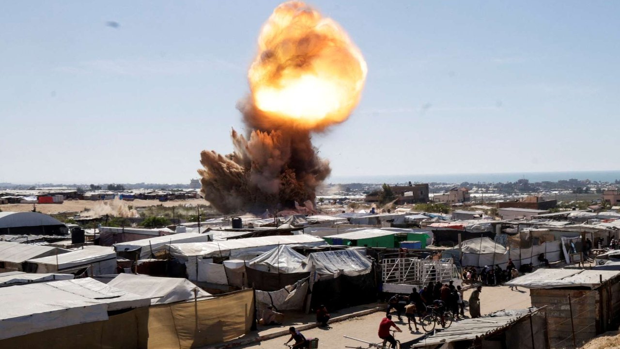 Pemandangan yang menunjukkan ledakan saat serangan udara Israel menghanta kamp pengungsian di Khan Younis, Jalur Gaza, Palestina, pada 19 April 2025.