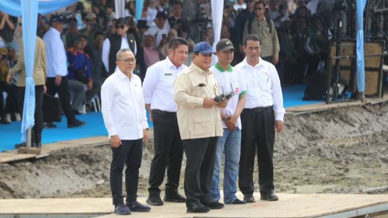 VIDEO: Momen Prabowo Diri di Tengah Sawah, Kaget Perdana Pakai Drone Sebar Benih Padi