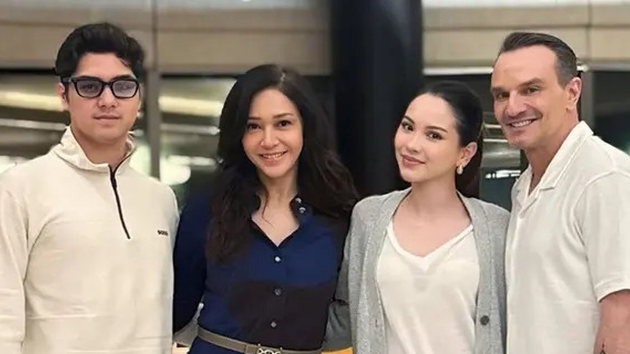 5 Potret Potret Selfie Alyssa Daguise Pakai Outfit Putih, Cantik Bersinar Aura Manten Kian Terpancar