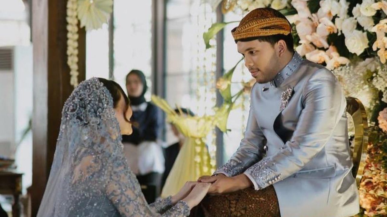 Adu Gaya Zahwa Massaid dan Aurel Hermansyah Pakai Kebaya Nuansa Biru di Acara Mitoni 7 Bulanan Aaliyah Massaid, Siapa Paling Cantik?