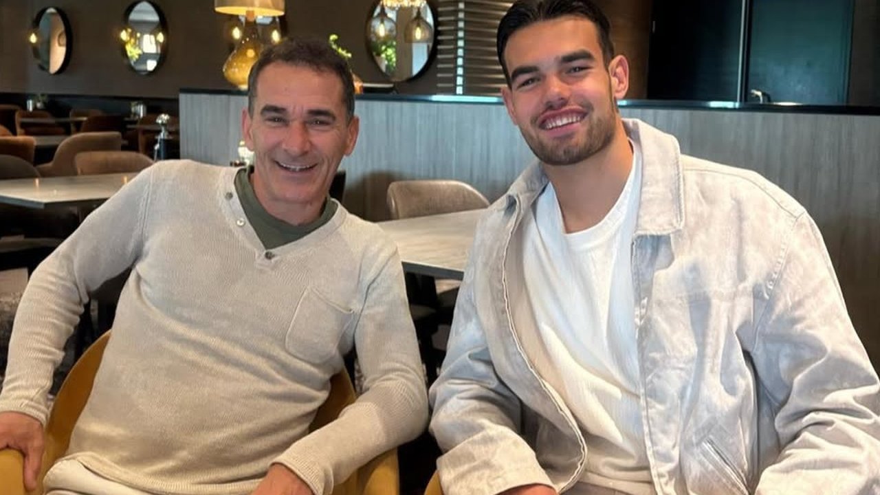<p>Pelatih Timnas Indonesia U-23, Gerald Vanenburg, menemui striker timnas U-20 dan FC Dordrecht U-21 di Belanda, Jens Raven. (Bola.com/Dok.Instagram Gerald Vanenburg).</p>