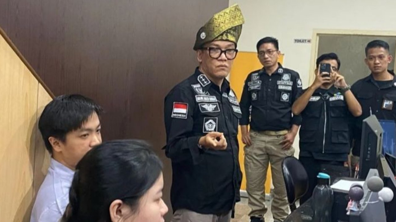Wakil Menteri Ketenagakerjaan (Wamenaker) Immanuel Ebenezer mendesak perusahaan tour & travel di Pekanbaru untuk mengembalikan ijazah 12 mantan karyawannya yang masih ditahan.