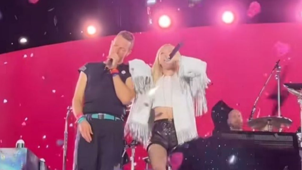 Gaya Rose BLACKPINK Jadi Guest Star di Konser Coldplay Korea Usai Penampilan TWICE dan Jin BTS, Nyanyi Lagu APT