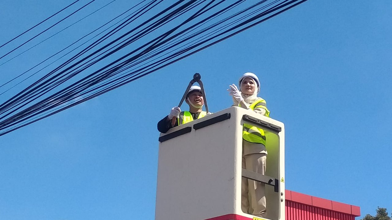 Aksi Walkot Depok Supian Suri Bersihkan Kabel Semrawut di Depan Markas TNI