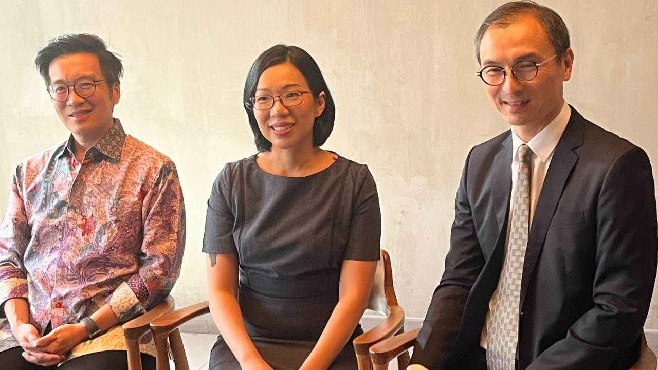 Dokter Spesialis Bedah Payudara Tang Siau Wei (tengah)