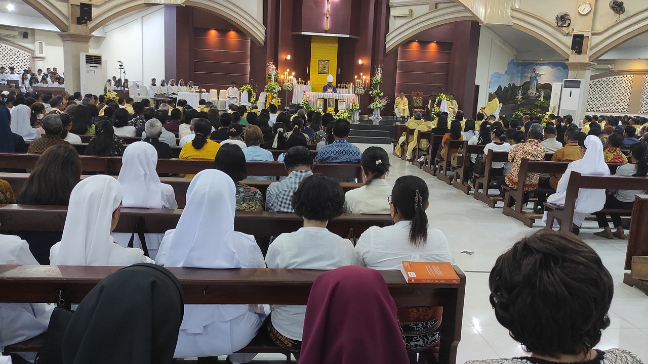 Momen Ratusan Umat Katolik di Kupang Hadiri Misa Requem Jenazah Paus Fransiskus