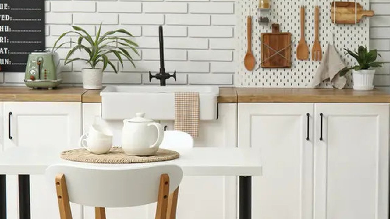 Mau mendekorasi dapur? Jangan lupakan kehadiran jendela yang bisa dipercantik dengan tirai bermotif.