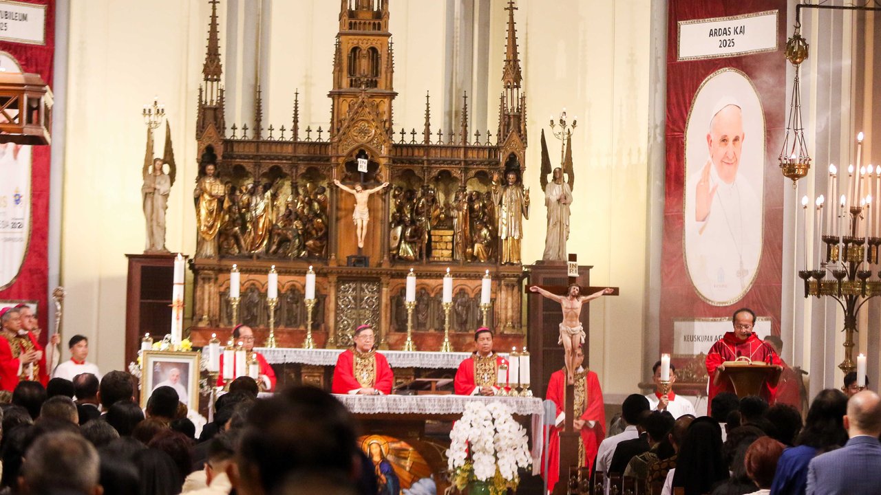 Suasana Haru Misa Requiem Paus Fransiskus di Gereja Katedral Jakarta, Dihadiri Ribuan Umat Katolik