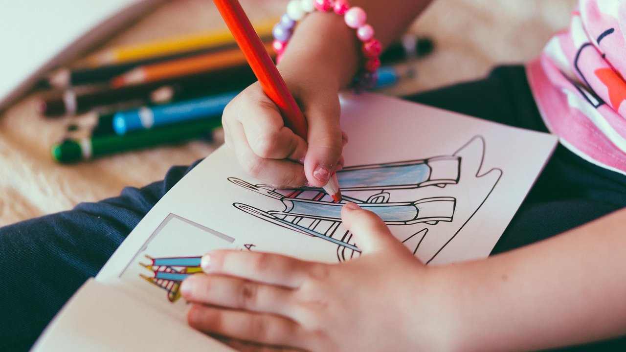 ilustrasi anak sedang menggambar