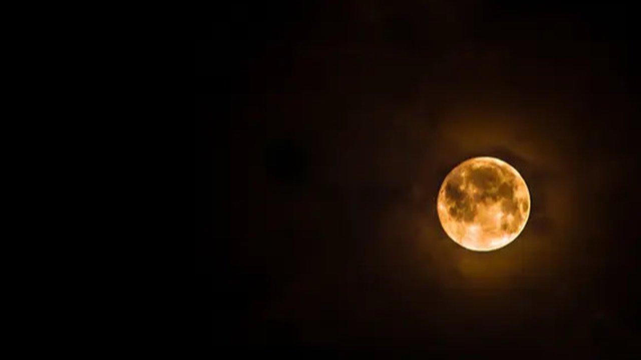 Pemandangan penumbra saat mulai menutupi permukaan bulan pada proses terjadinya gerhana bulan yang terlihat di atas langit Jakarta, Rabu (31/1). Gerhana Bulan Total ini disertai dengan Superm