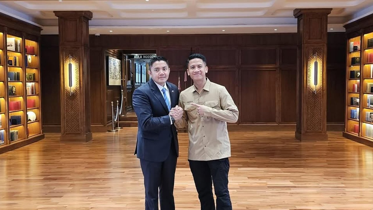 Ajudan Jokowi Nyemil Santai sama Letkol Teddy Indra di Ruang Seskab, Diantar Keliling Kantor Agar Tak Nyasar