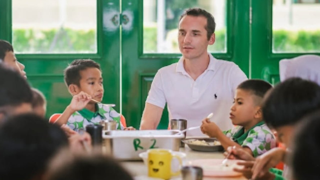 Sepasang Kaki Kecil di Lampu Merah Sumbawa