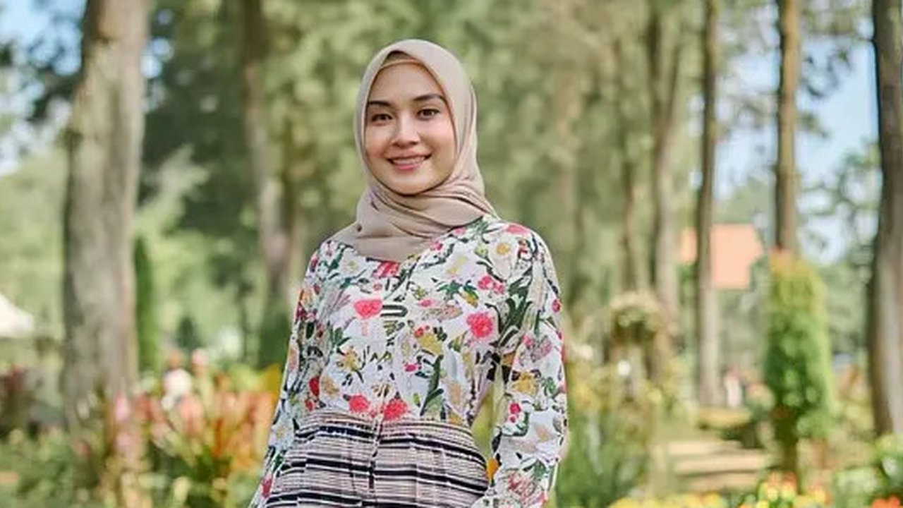 Foto Melody mengenakan dress putih (Credit: Instagram/melodylaksani92)