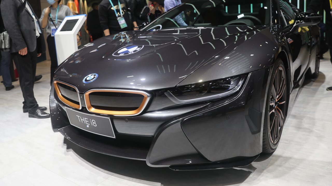Sebuah mobil BMW i8 menarik pengunjung di area pameran Automobile selama gelaran Pameran Impor Internasional China (China International Import Expo/CIIE) ketiga di Shanghai, China timur, pada 6 November 2020. CIIE tahun ini akan berlangsung 5-10 Novemver. (Xinhua/Ding Ting)