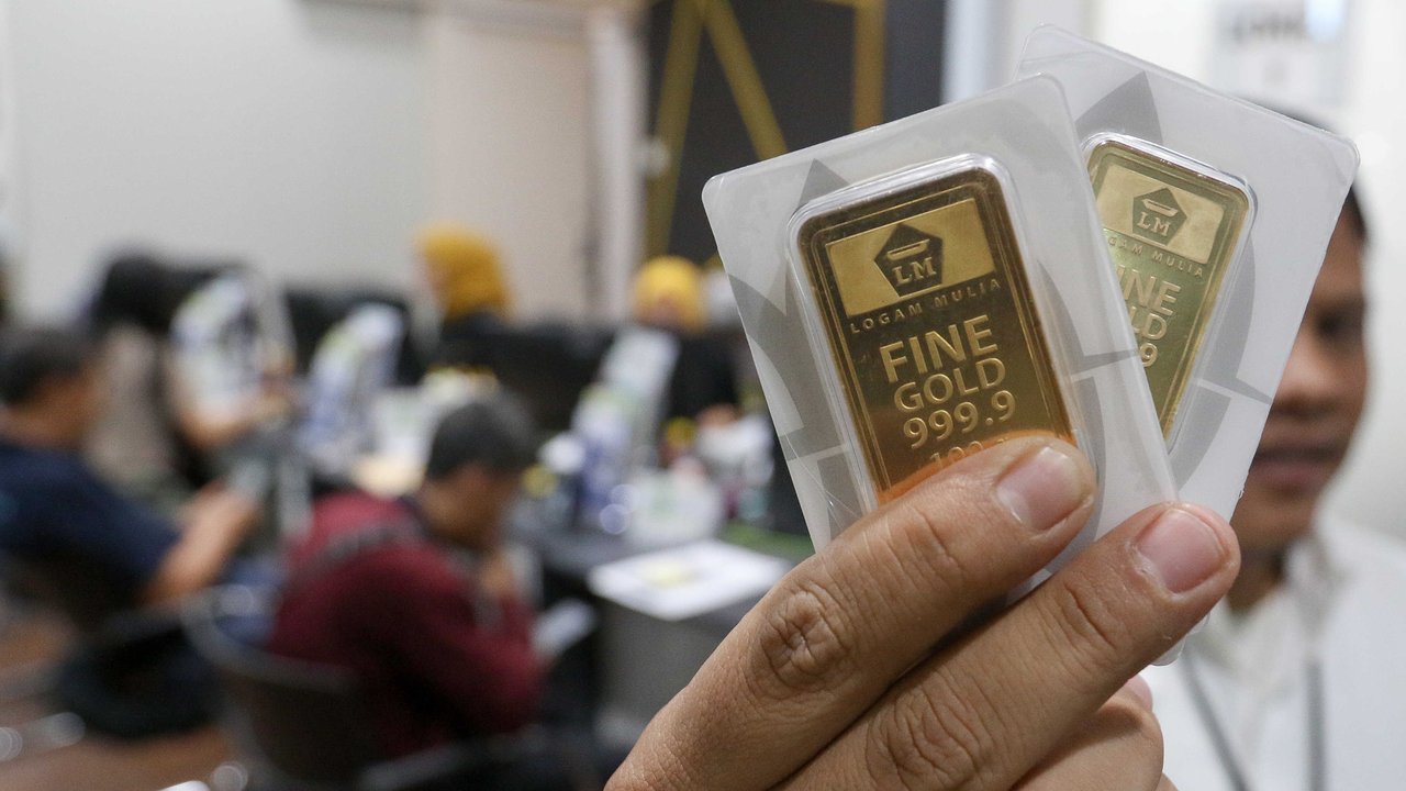 Harga emas Antam, UBS, dan Galeri24 di Pegadaian tetap stabil pada Senin, 21 April 2024, tanpa perubahan harga jual dari hari sebelumnya.