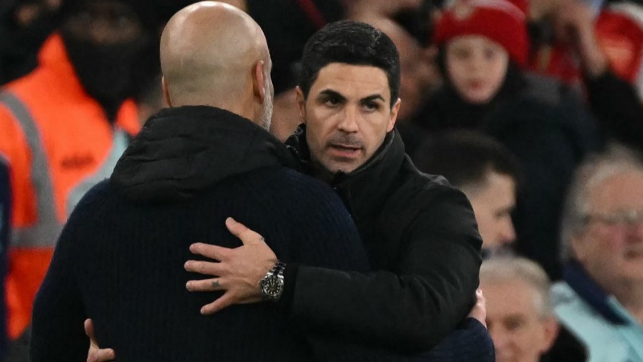<p>Manajer Manchester City asal Spanyol, Pep Guardiola (kiri), dan manajer Arsenal asal Spanyol, Mikel Arteta (kanan), berpelukan setelah pertandingan Liga Primer Inggris antara Arsenal dan Manchester City di Stadion Emirates di London pada 2 Februari 2025. Arsenal memenangkan pertandingan dengan skor 5-1. (Glyn KIRK/AFP)</p>
