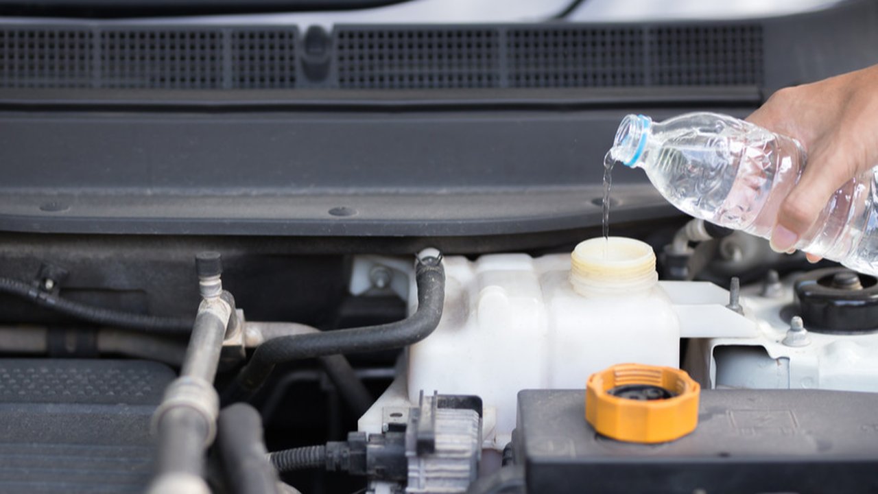 Risiko Kehabisan Air Coolant pada Mobil: Gejala, Faktor Penyebab, dan Cara Mengatasinya
