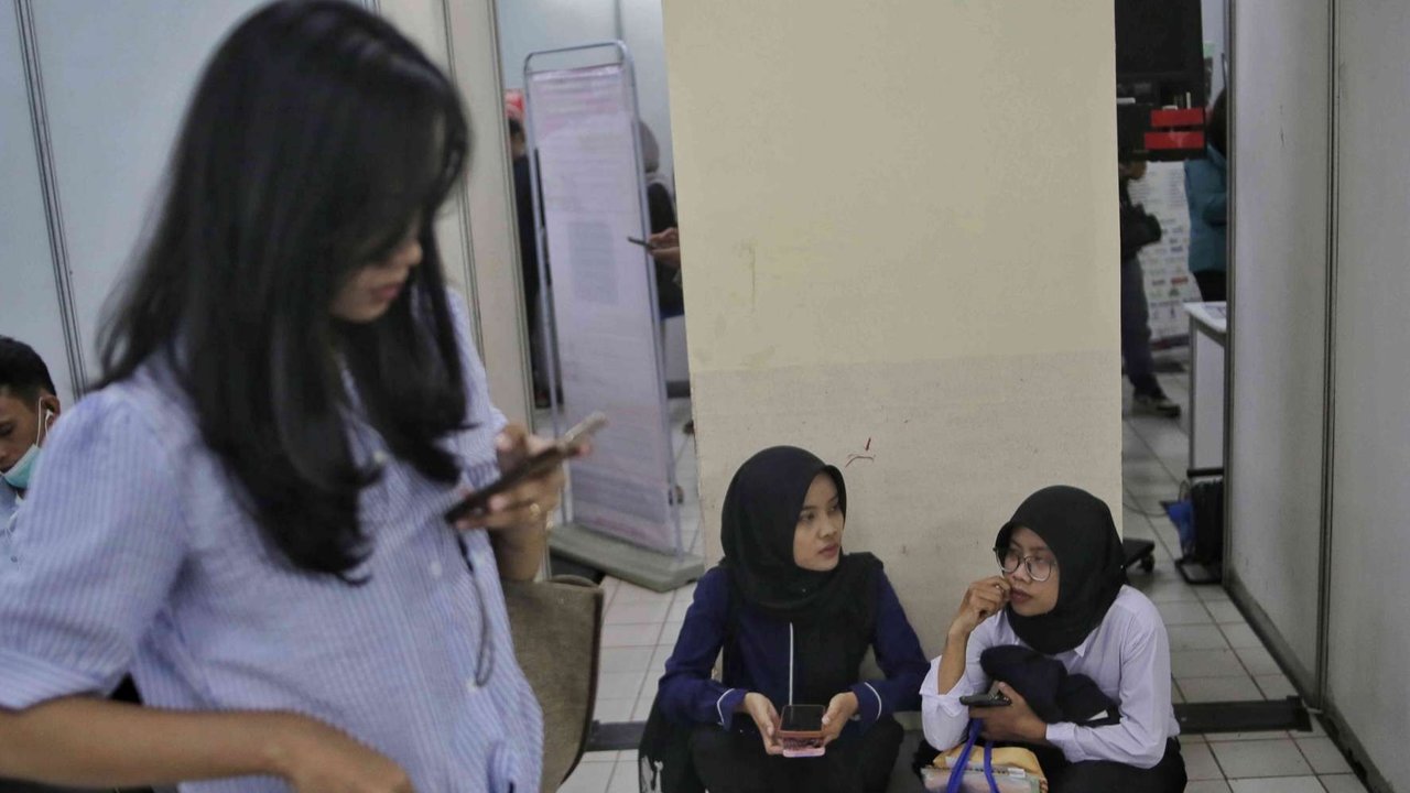 Sejumlah pengunjung mencari lowongan pekerjaan selama Jakarta Job Fair di Thamrin City, Jakarta, Rabu (12/3/2025).