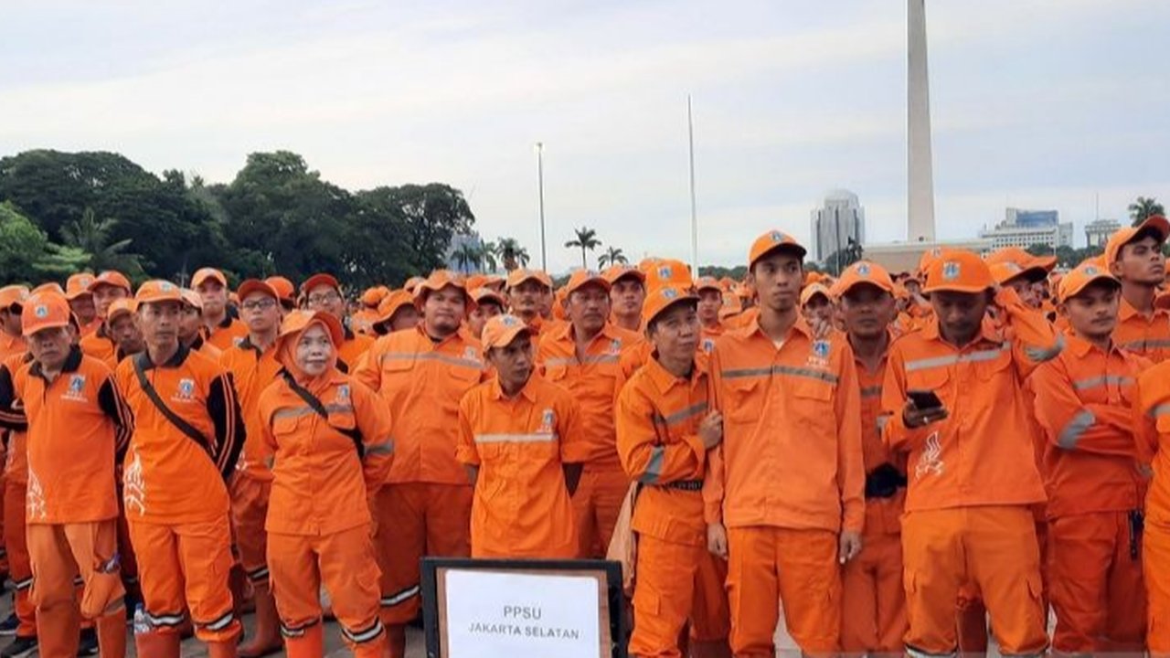 Mereka datang untuk menyerahkan surat lamaran sebagai petugas Penanganan Prasarana dan Sarana Umum (PPSU). (Liputan6.com/Angga Yuniar)